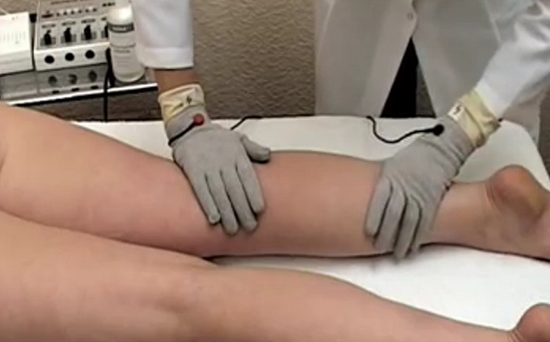 Фото процедуры лимфодренажа ног в перчатках